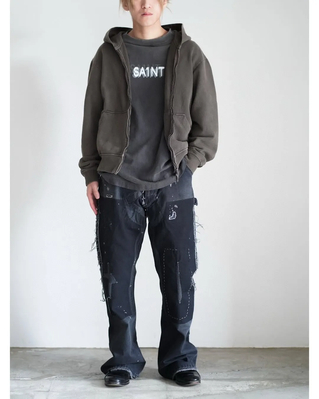 SAINT Mxxxxxx SEVEN DEADLY SS TEE/BLK Phantom SAINT Seven Deadly Sins Printed TEE Washed Black S-XL Look for cylindrical fabrics with no side seams. Don’t buy open width fabrics anymore. It’s boring. Assute garments are dyed. The whole piece is sprayed with Ma Liu. Then spray the heavy parts to fade. The collar and cuffs are frayed. Many hangings are frayed. Accessories are complete. Customized original consistent main mark/wash mark/little angel anti-counterfeiting mark.